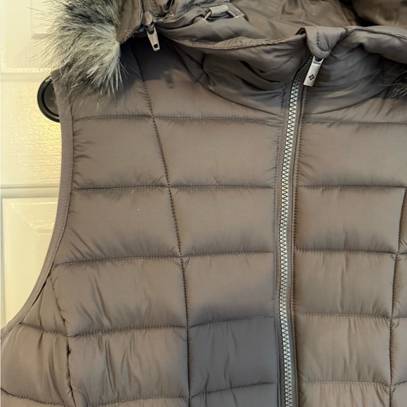 Columbia Quilted Vest with Faux Fur Trim - Picture 2 of 8